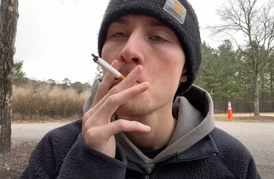 Лечение зависимости от табакокурения в Кировске Мужчина с сигаретой делает затяжку