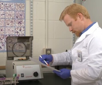 Клиника лечения наркозависимости в Кировске Врач в кабинете клиники