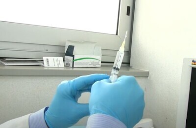 Шприц с Вивитролом в руках у врача